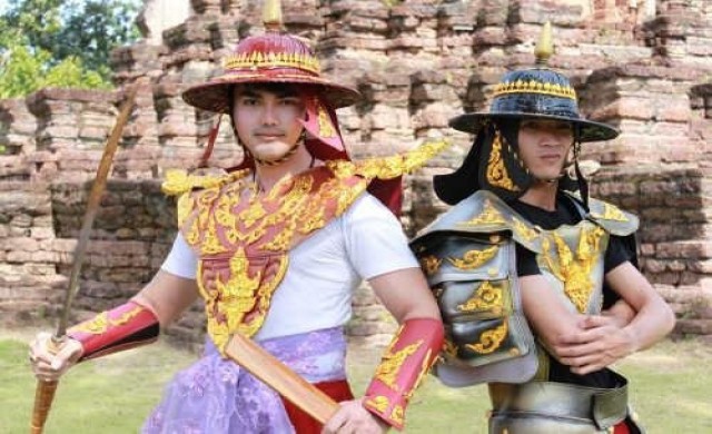 จัดชุดขุนศึกให้นทท.ถ่ายรูปคู่โบราณสถานวัดจุฬามณี