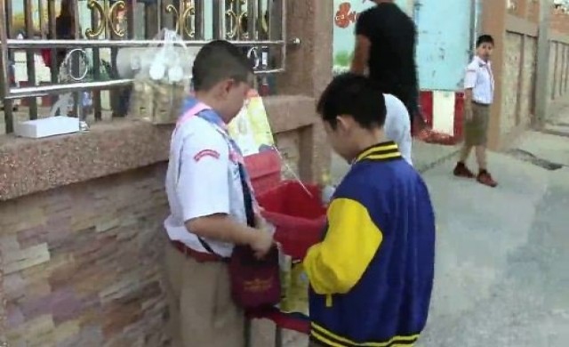 เด็กป.3ขายนมเปรี้ยวเก็บเงินลงแข่งว่ายน้ำ