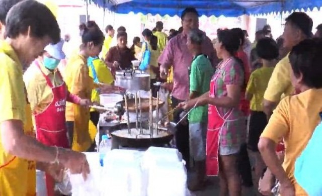 ชาวโคราชจัดเลี้ยงอาหารวันพ่อฟรีตลอดวัน