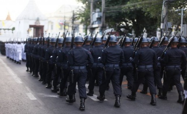 เดินสวนสนาม