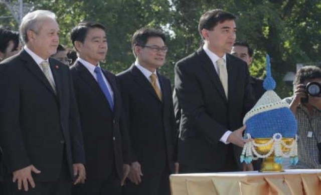 'อภิสิทธิ์'ร่วมวางพานพุ่มวันรธน.