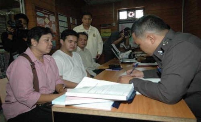 ปล่อยตัว'แม่น้องเกด'หลังทวงถามคดี6ศพวัดปทุม