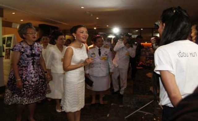 'ท่านผู้หญิงศรีรัศมิ์'วอนสื่อขอปฏิบัติธรรม