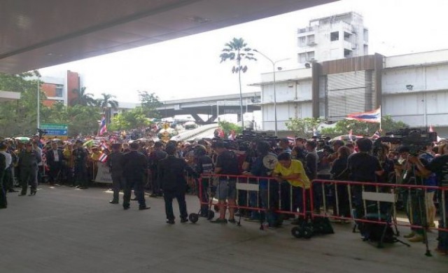 แฟนบอลรอต้อนรับทัพนักเตะทีมชาติไทย
