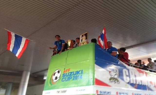 'ซิโก้'นำนักเตะทีมชาติแห่ฉลองแชมป์