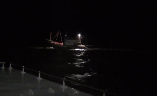 เรือประมงถูกคลื่นซัดแตกกลางทะเลอ่าวไทย