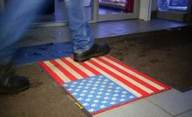 ห้างรัสเซียใช้พรมเช็ดเท้าลายธงชาติสหรัฐ