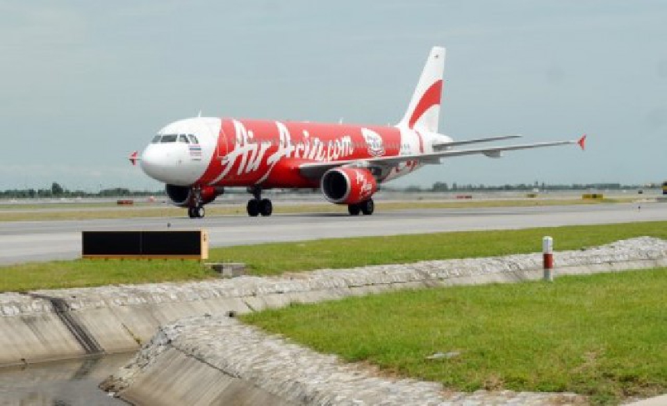 ครอบครัวผู้โดยสารแอร์เอเชียรอฟังข่าว