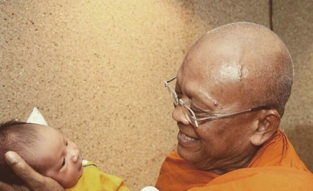 'พระสุเทพ'โชว์อุ้มหลานอายุ20วัน