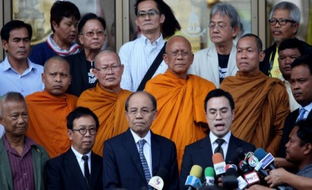 กปปส.รายงานตัวคดีเป็นกบฎไล่รัฐบาลยิ่งลักษณ์