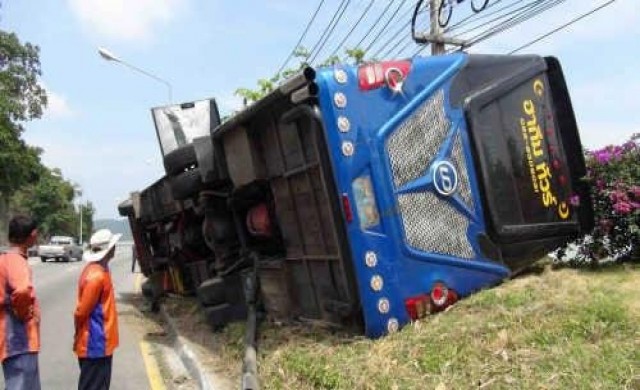 รถทัวร์ทัศนศึกษาพลิกคว่ำเจ็บ15สาหัส3