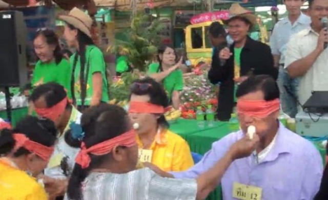 เกษตรจัดแข่งขันปิดตากินแตงโม-กล้วย