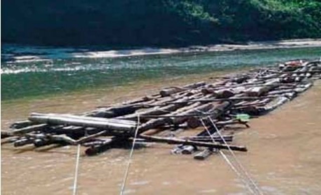 'ไม้สักเถื่อน'ลอยติดฝั่งสาละวิน ประจานแผนปราบขบวนการตัดไม้