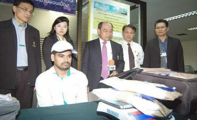จับแขกอินเดียลักลอบขนไอซ์2กิโลกรัม