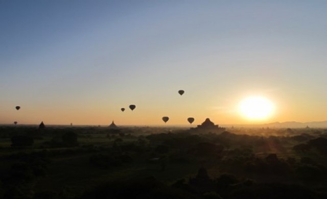 พุกาม กระทบแสง