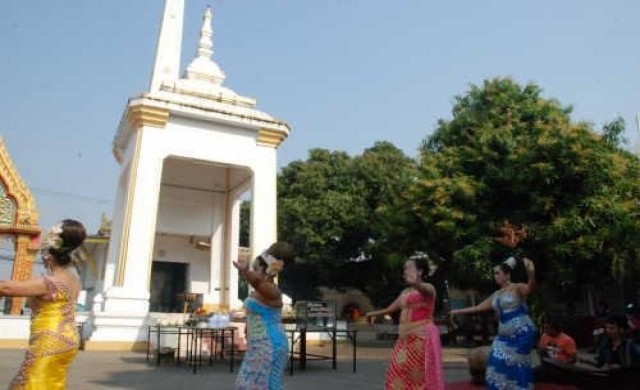 สัปเหร่อหญิงจัดพิธีไหว้เมรุทำบุญอุทิศให้สัมภเวสี