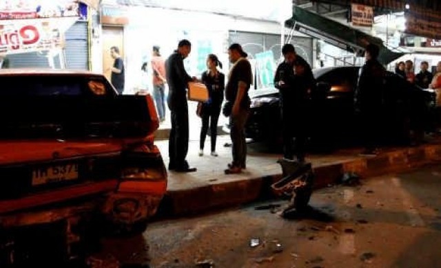 หนุ่มขับรถค่ายมือถือดังชนร้านค้าพังยับ