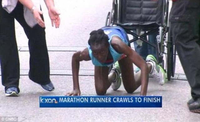 ทึ่ง!นักวิ่งเคนย่าคลานเข้าเส้นชัย
