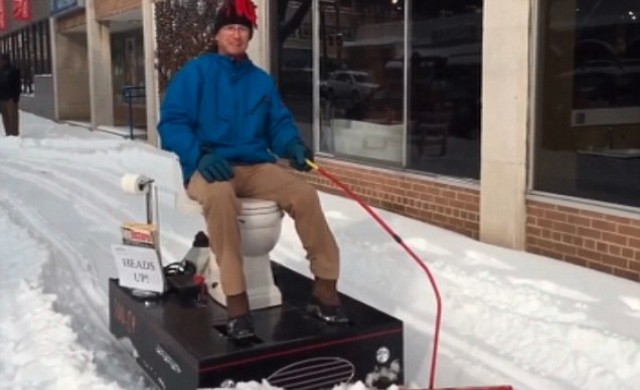  หนุ่มมะกันหัวใสขี่โถส้วมตะลุยหิมะ 