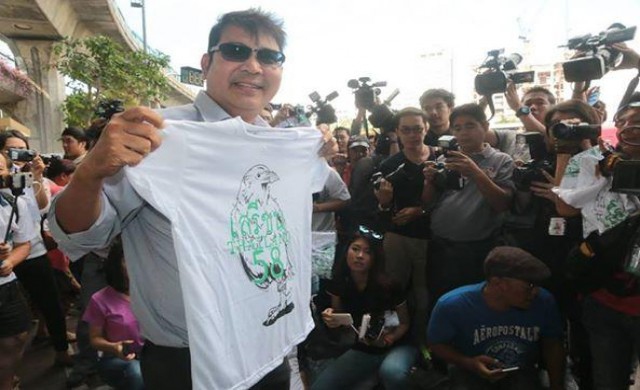 รวบกลุ่มเสรีชนแจกเสื้อ-แถลงการณ์ฝืนอัยการศึก
