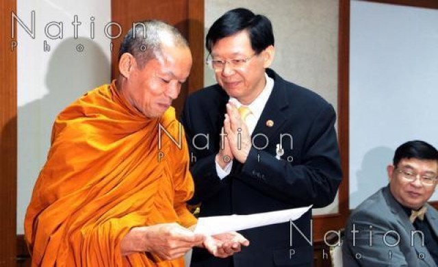 'พุทธะอิสระ'ยื่นสปช.-รัฐบาล สอบทรัพย์สินมหาเถรสมาคม