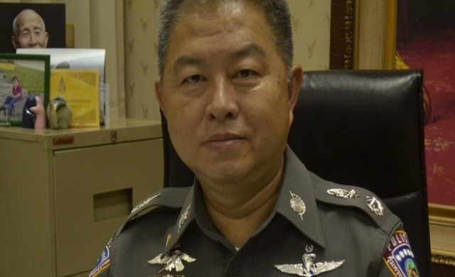 ทองหล่อแชมป์จอดรถข้างทาง