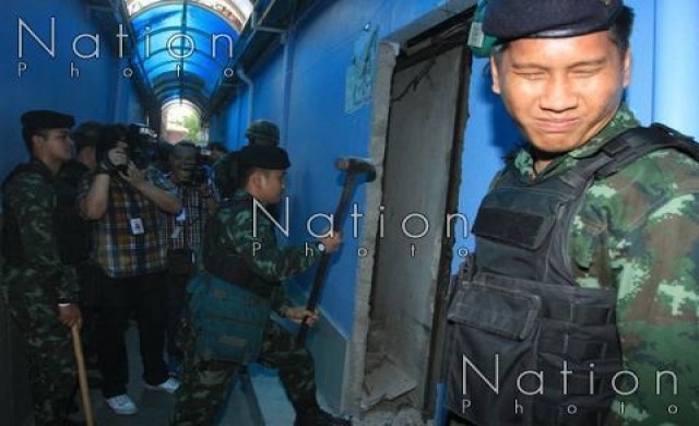 ทหารบุกค้นบ่อนเตาปูน พบรายชื่อนักพนันเพียบ