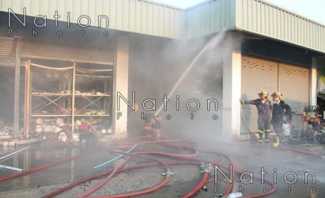ไฟไหม้ตลาดเซเว่นเดย์สฯจตุจักร เสียหายกว่า10คูหา 
