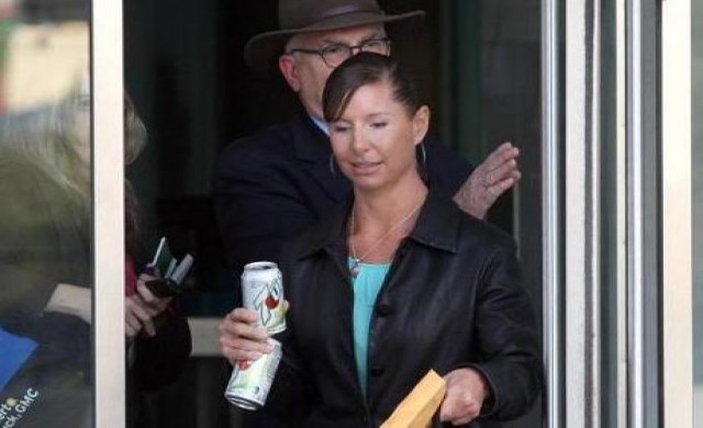 สั่งกักบริเวณสาวปารองเท้าใส่'ฮิลลารี'