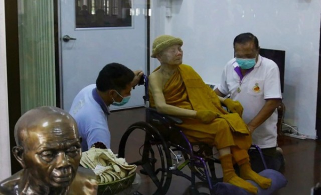 'หลวงพ่อคูณ'โชว์ตัวสยบข่าวลือมรณภาพ