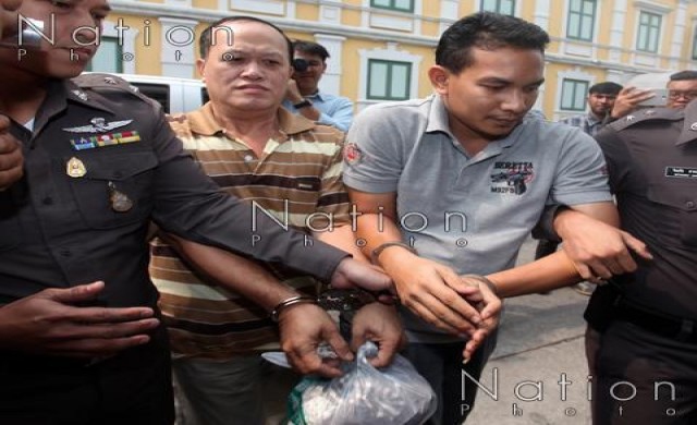 ตำรวจหิ้วแก๊งปาบึ้ม3คนฝากขังศาลทหาร