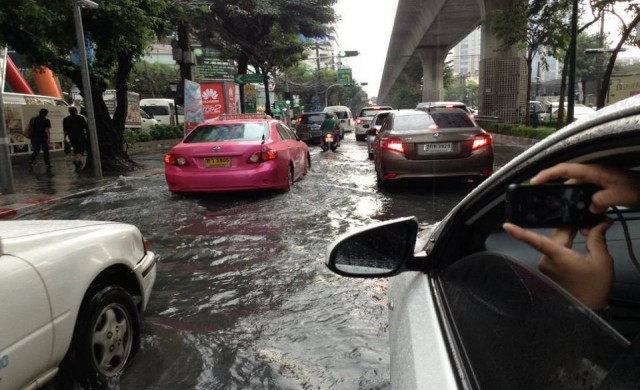 ฝนถล่มกรุงน้ำท่วมขังหลายจุด หนักสุด'สาทร'
