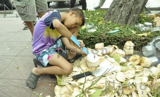 เจ๋ง!เด็กชาย10ขวบปอกมะพร้าวขั้นเทพ