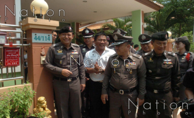 'พงศพัศ'เดินทางไปรับฝากบ้านไว้กับตำรวจ