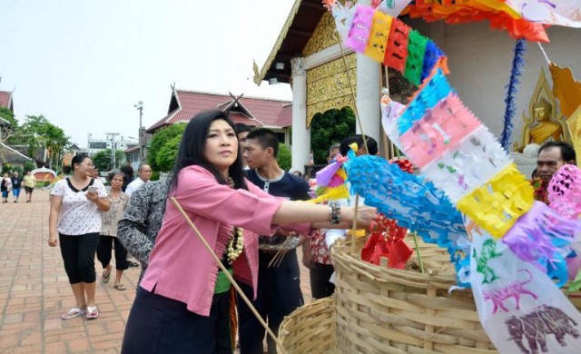 'ยิ่งลักษณ์'ควงลูกชายทำบุญสงกรานต์