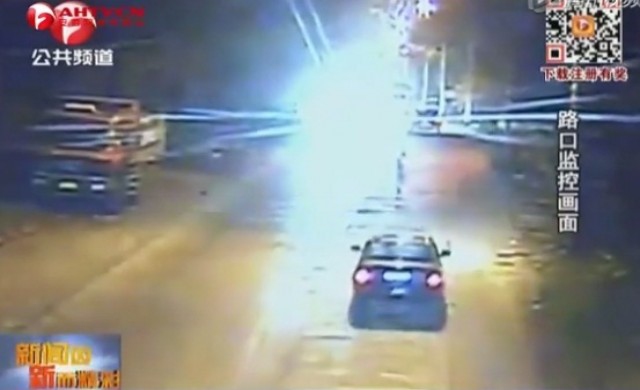 มิจฉาชีพจีนแกล้งโดดให้รถชนพลาดถูกชนจริงสาหัส