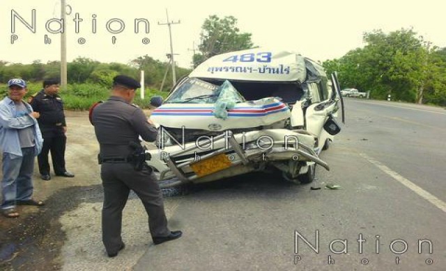 รถตู้โดยสารเสยท้ายสิบล้อเจ็บระนาว