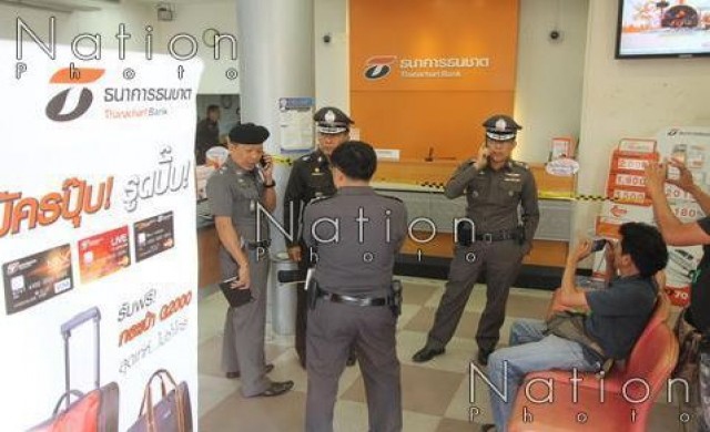 'ขอเบิกไปใช้ก่อนนะ' 2คนร้ายจี้แบงก์ธนชาต กวาด4.2แสน