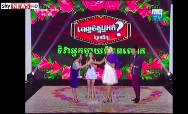 รุมด่าทีวีกัมพูชาแกล้งอำ'นักร้องดัง'ให้เจอแม่