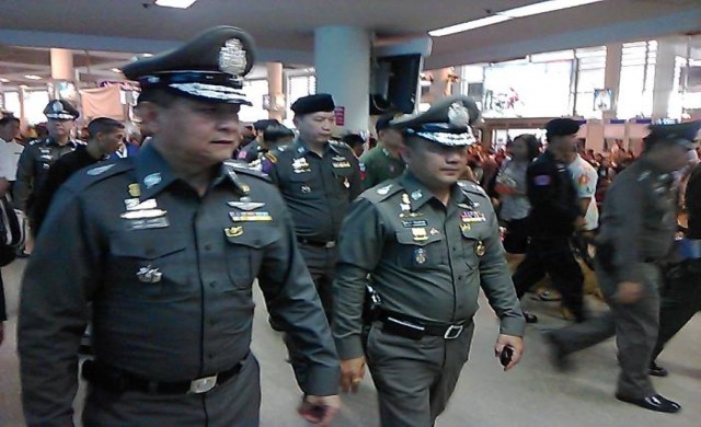 ผบช.น.นำทีมส่งสำนวนคดีปาบึ้มศาลให้อสส.สั่งคดี