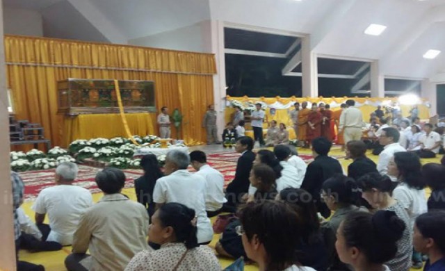 ชาวโคราช แห่เดินทางไปร่วมกราบศพหลวงพ่อคูณ