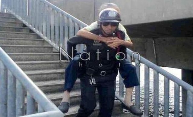 ผบ.ตร.สุดปลื้ม! ภาพตร.อุ้มชายชราลงจากสะพาน