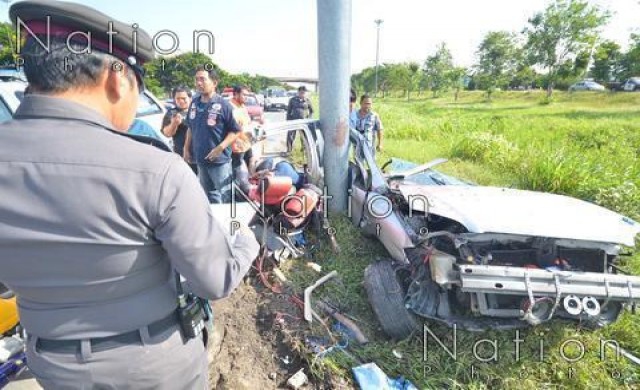 หนุ่มขับเก๋งชนเสาป้ายบอกทาง รถขาดสองท่อน ดับ2ศพ