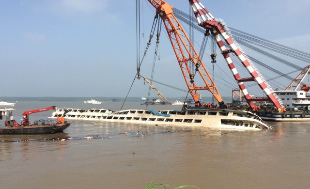 จีนเริ่มยกเรือโดยสารล่มกลางแม่น้ำแยงซี