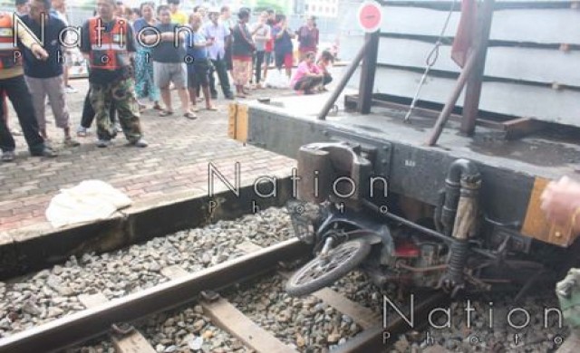 การรถไฟฯมอบค่าทำศพลูกชายเหยื่อถูกรถไฟชน