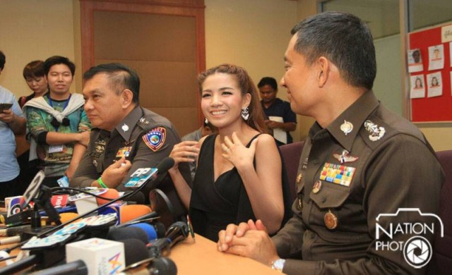 'ใบเตย อาร์สยาม' ชี้แจงตร.คดียูฟัน ยันไม่เกี่ยว