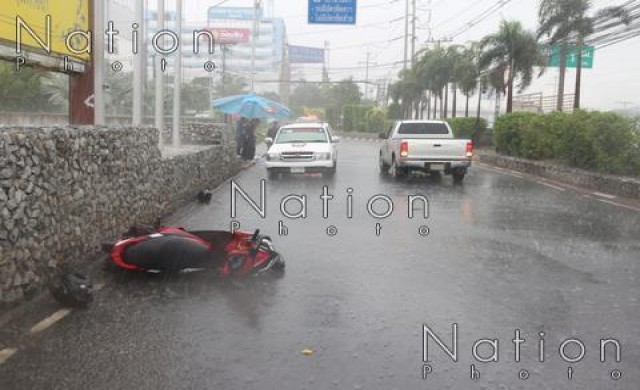 ฝนตกรถบัสเบรกไม่ทัน ชนจยย.สาวซ้อนท้ายดับ