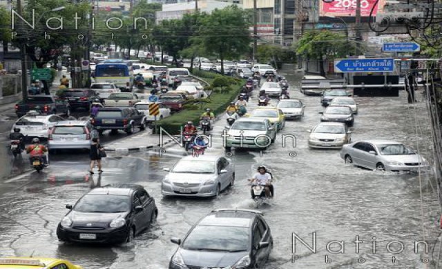 ฝนถล่มกรุง! น้ำท่วมรถติดหนัก