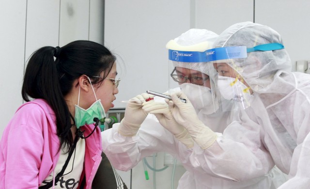 врачи в масках япония. какая пневмония в китае. Coronavirus 2019 ncov карта. атипичная пневмония 2003. заболевший человек пневмония.