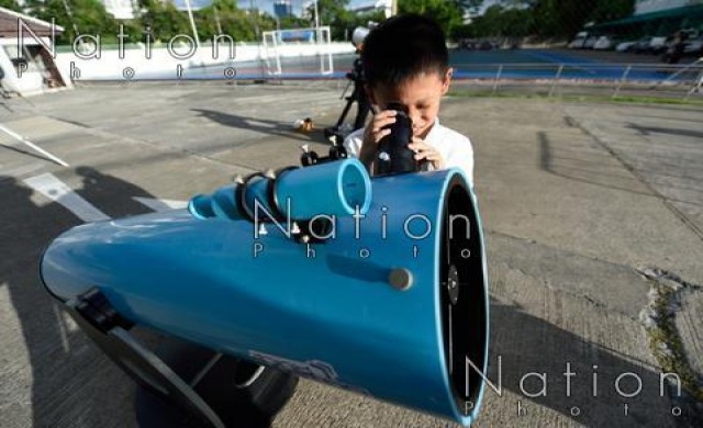 นักเรียนตั้งกล้องดูดาวรอชมพระจันทร์ยิ้ม